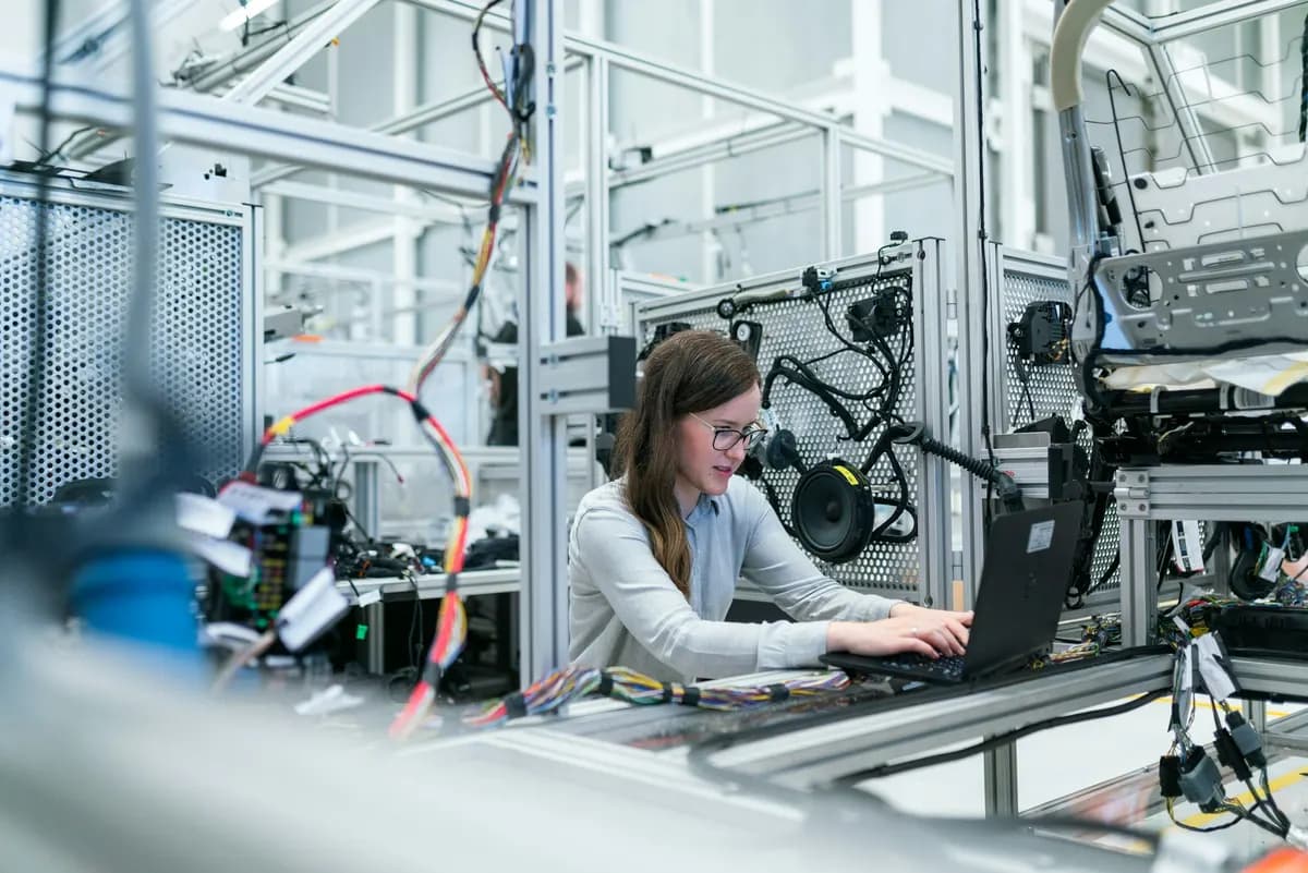 Fachkraft bei Arbeiten in einer Industriehalle